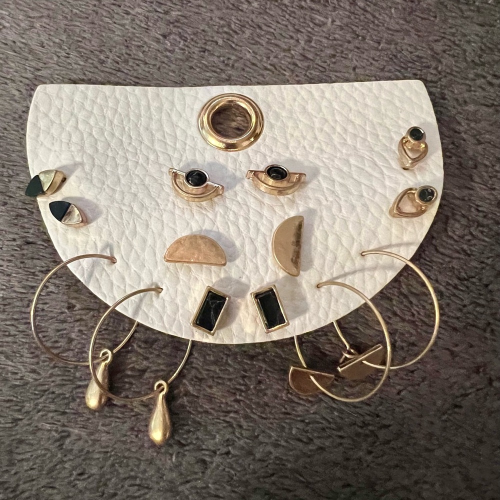 😃NEW😃Women’s Gold and Black Earring Set